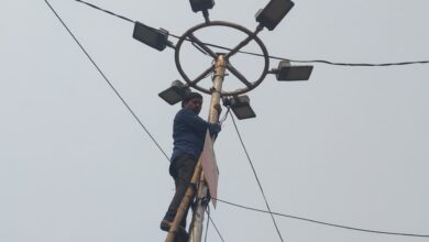 Photo of नगर पालिका द्वारा नगर और मोहल्ले की ख़राब पड़ी स्ट्रीट लाइटों को पुनः चालू करने का कार्य शुरू