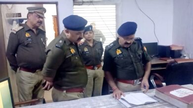 Photo of पुलिस अधीक्षक हरदोई द्वारा थाना संडीला का आकस्मिक निरीक्षण कर व्यवस्था को परखा