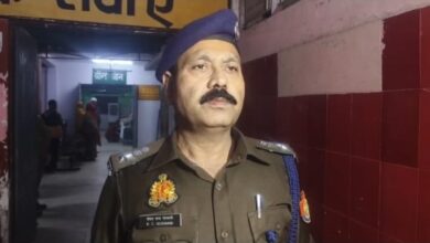 Photo of यूपी पुलिस टीम द्वारा 01 शातिर अंतर्जनपदिये चोर पुलिस मुठभेड़ में घायल/गिरफ्तार, अभियुक्त के कब्जे से एक अवैध शस्त्र, चोरी के आभूषण व मोटरसाइकिल बरामद