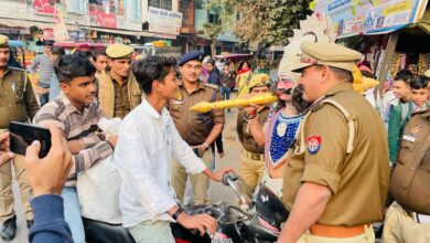 Photo of सडक सुरक्षा पखवाडा अभियान के अंतर्गत सांकेतिक यमराज द्वारा वाहन चालकों को फूल देकर यातायात नियमों के संबंध में जागरूक किया गया।