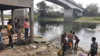 Photo of पत्नी के पैसे मांगने पर हुआ विवाद गला दबा कर की हत्या शव गोमती नदी में फेंका