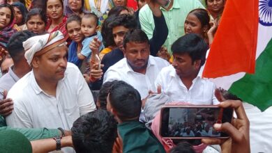 Photo of मृत सैनिक का पार्थिव शरीर पहुँचा पनिहरी, अंतिम दर्शन के लिए उमड़ी भीड़