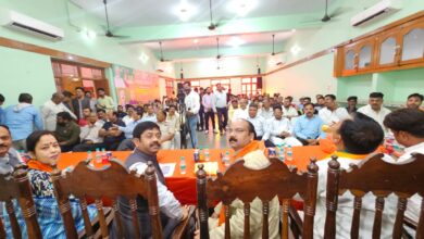 Photo of योगी के मंत्री नन्द गोपाल नन्दी के साथ लोकसभा प्रत्याशी अरुण सागर ने व्यापारियों से की वार्ता, हर बूथ पर कमल खिलाने की अपील