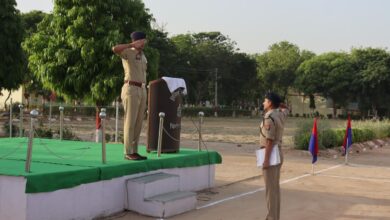 Photo of वरिष्ठ पुलिस अधीक्षक फिरोजाबाद द्वारा रिजर्व पुलिस लाईन में शुक्रवार परेड की ली गई सलामी