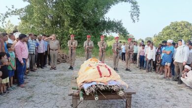 Photo of छुट्टी पर आए सिपाही की बीमारी से हुई मौत, दी गई सलामी