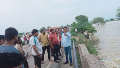 Photo of ब्लॉक प्रमुख की सूझ बूझ से टला बड़ा हादसा शाहाबाद से रूपापुर का टुटा सम्पर्क     