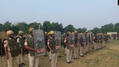 Photo of पुलिस अधीक्षक रेवाड़ी श्री गौरव राजपुरोहित के कुशल मार्गदर्शन में जिला पुलिस ने आपात स्थिति से निपटने, कानून एवम व्यवस्था बनाए रखने व अपराधो की रोकथाम हेतू तुरन्त कार्यवाही करने के लिए दंगा निरोधक उपकरणों के साथ किया अभ्यास, डीएसपी कोसली श्री पवन कुमार मौके पर रहे मौजूद