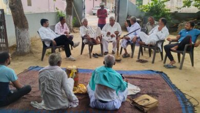 Photo of पार्टी कलाकार ग्रामीणों को भजनों व गीतों के माध्यम से सरकार की योजनाओं व नीतियों से कर रहे जागरूक