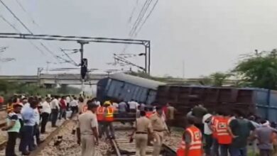 Photo of मथुरा-अलवर रेलवे ट्रैक पर हादसा, पटरी से उतरे ट्रेन के तीन डिब्बे, कई गाड़ियां की गई रद्द