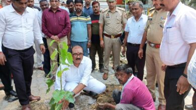 Photo of नव-निर्माणाधीन तहसील परिसर की भूमि पर जिलाधिकारी और पुलिस अधीक्षक, ने किए पौधे रोपित