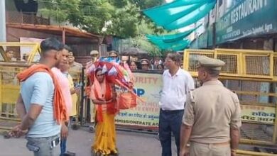 Photo of अखिल भारत हिन्दू महासभा की महिला मोर्चा जिलाध्यक्ष कावड़ लेकर पहुंची तेजोमहालय, आगरा पुलिस के छूटे पसीने