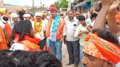 Photo of सोरों से गंगाजल भरकर ला रहे कावड़ वालों का अनुजेश प्रताप ने माला पहनकर किया स्वागत