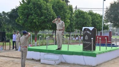 Photo of वरिष्ठ पुलिस अधीक्षक फिरोजाबाद श्री सौरभ दीक्षित द्वारा रिजर्व पुलिस लाईन में शुक्रवार परेड की ली गई सलामी 