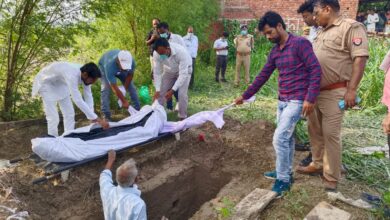 Photo of पोस्टमार्टम कराने के बाद शव को कब्र में दफनाने पहुंचने लेकिन महिलाओं ने किया विरोध।