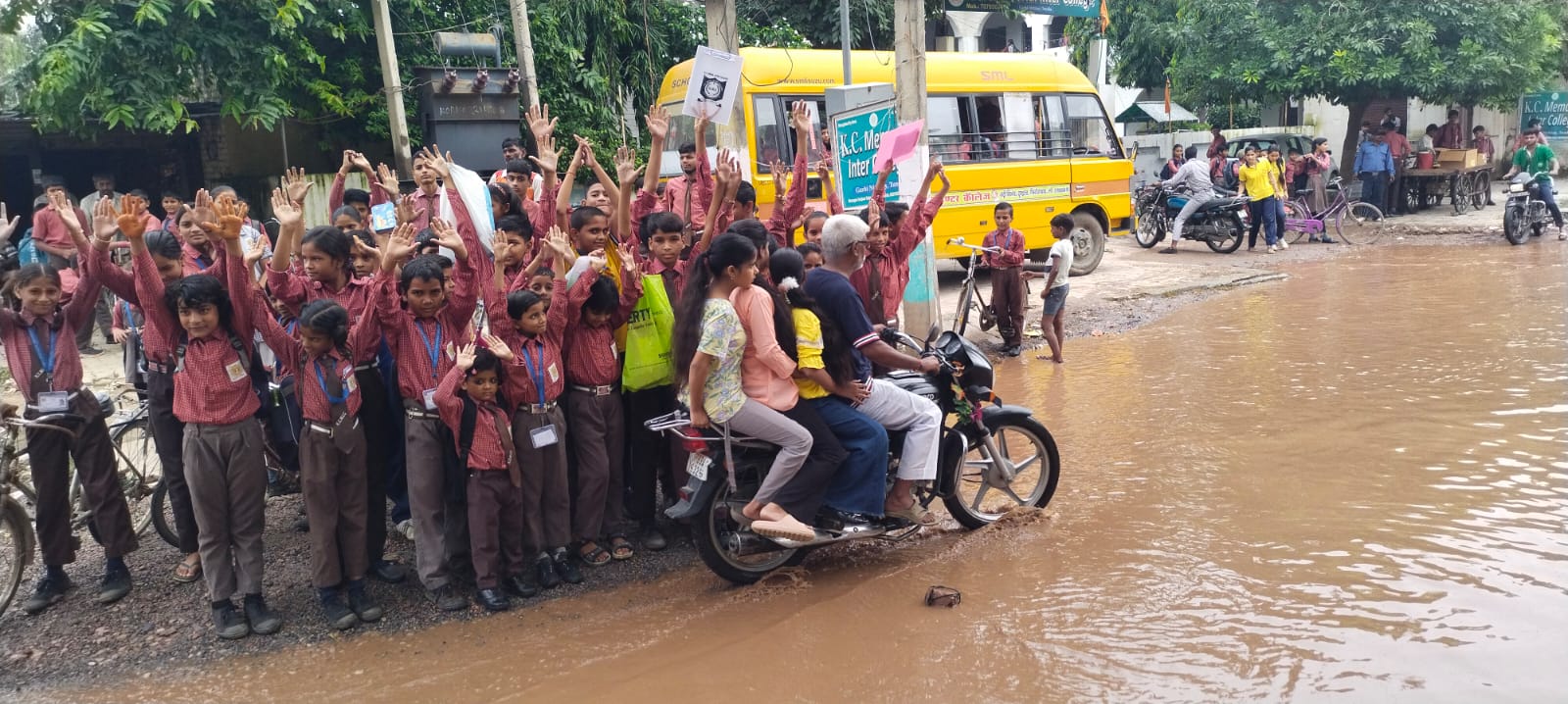 Photo of नाली का पानी बहने से स्कूली बच्चों समेत अन्य राहगीरों को परेशानी का करना पड़ रहा सामना