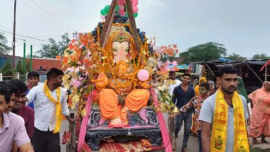 Photo of विशाल शोभायात्रा निकालकर गणपती बप्पा की प्रतिमा का किया विसर्जन, भक्तों का उमड़ा जन सैलाब।