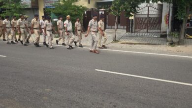 Photo of जिला पुलिस व आरपीएफ के जवानों ने थाना सदर क्षेत्र में निकाला फ्लैग मार्च