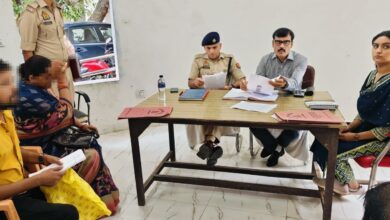 Photo of थाना दिवस में जिलाधिकारी व पुलिस अधीक्षक ने सुनी लोगों की समस्याएं