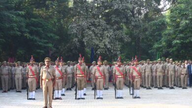 Photo of पुलिस स्मृति दिवस” के अवसर पर वरिष्ठ पुलिस अधीक्षक फिरोजाबाद व अन्य पुलिस अधिकारियों / कर्मचारीगणों द्वारा रिजर्व पुलिस लाइन में पुलिस के अमर शहीद जवानों को श्रद्धा-सुमन / पुष्प चक्र अर्पित करते हुए दी गई श्रद्धांजलि ।