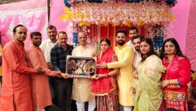 Photo of श्रीकृष्णा मन्दिर की प्रभातफेरी का स्वागत आज अरुण शुक्ला के परिजनों ने हुन्डाल खेल स्थित अपने आवास पर अपने परिजनों व रिश्तेदारों के साथ किया ।