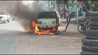 Photo of ओमनी कार में गैस डालते समय लगी आग, लोगों में मची भगदड़