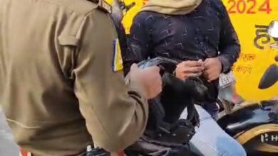 Photo of यातायात पुलिस ने चालकों को यातायात नियमों की जानकारी देकर किया जागरूक