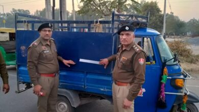 Photo of 100 से भी अधिक गाड़ियों पर लगाए पुलिस ने रिफ्रैक्टर टेप