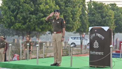 Photo of वरिष्ठ पुलिस अधीक्षक फिरोजाबाद द्वारा रिजर्व पुलिस लाईन में शुक्रवार परेड की ली गई सलामी ।