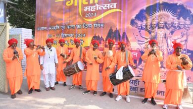 Photo of गीता पुरम स्वागत द्वार पर नगाड़ा व बीन पार्टी ने किया मुख्य अतिथि व आगंतुकों का स्वागत