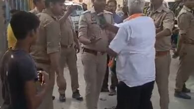 Photo of नगर निगम बूथ पर भाजपा समर्थकों और पुलिस के बीच हुई नोकझोक और मारपीट