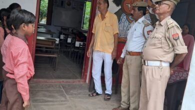 Photo of यातायात पुलिस द्वारा स्कूली बच्चो को किया गया जागरुक