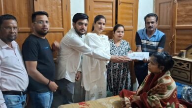 Photo of सहयोग संस्था ने पत्रकार संजीव कुमार की पत्नी के इलाज के लिए दी सहायता राशि