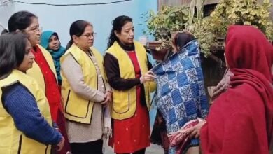 Photo of लायंस क्लब से सहेली के द्वारा 10 महिलाओं को ठंड से बचने के लिए वितरित की गई शॉल