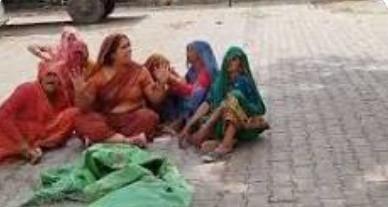 Photo of तेज रफ्तार ट्रक ने बाइक सवार मां बेटे को मारी टक्कर मां की हुई दर्दनाक मौत बेटा हुआ घायल