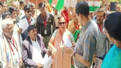 Photo of MP के मुख्यमंत्री के खिलाफ मुकदमा दर्ज करने की मांग को लेकर दिव्यांगों का प्रदर्शन, डीएम को सौंपा ज्ञापन