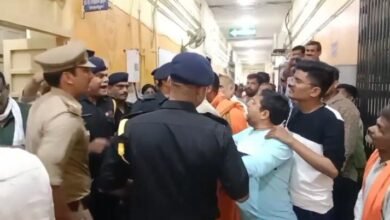 Photo of रायबरेली जिला अस्पताल में सेना नियुक्त गार्ड्स की मनमानी सामने आई है। गार्ड्स मरीजों के साथ दुर्व्यवहार कर रहे हैं और अब पत्रकारों को भी धमकियां दे रहे हैं