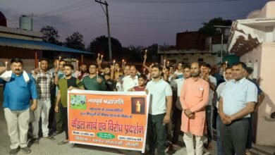 Photo of कश्मीर आतंकी हमले के विरोध में गढ़ी बोलनी गांव में कैंडल मार्च, युवाओं ने दी श्रद्धांजलि