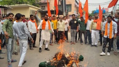 Photo of विश्व हिंदू परिषद के राष्ट्रीय आवाहन पर राष्ट्रव्यापी विरोध प्रदर्शन के निमित्त आज 27 अप्रैल 2025 शाहजीपुर महानगर के प्रखंड माधव नगर (हदफ चौकी चौराहा) पर इस्लामी आतंकवाद का पुतला दहन किया।