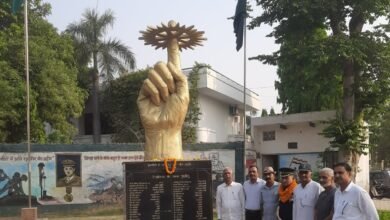 Photo of सेना से सेवानिवृत्त होकर कप्तान हनुमान सिंह यादव ने रेजांगला युद्ध स्मारक पर दी श्रद्धांजलि, समिति के कार्यों से जुड़ने का लिया संकल्प