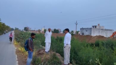 Photo of किसान नेता के साथ अधिशासी अभियंता कर्ण पाल ने आगरा टर्मिनल का निरीक्षण किया