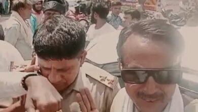 Photo of लापता किशोरी को बरामद करने के बाद परिजनों ने दरोगा की कार रोकी किया हंगामा