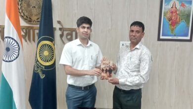 Photo of बीरेंद्र सिंह द्वारा लिखित सैनिक अभिलाषा नामक पुस्तक का डीसी अभिषेक मीणा ने किया विमोचन