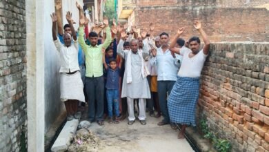 Photo of नगला निन्न में सकरी गली में विद्युत पोल लगाए जाने से ग्रामीणों ने किया जमकर विरोध प्रदर्शन