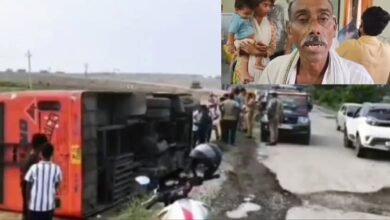 Photo of यात्रियों से भरी निजी बस अनियंत्रित होकर पलटी, 6 घायल