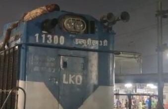 Photo of राजधानी लखनऊ के चारबाग स्टेशन के प्लेटफार्म नम्बर 3 पर युवक ने ट्रेन की छत पर चढ़कर पकड़ा हाइटेंशन लाइन
