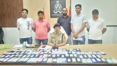 Photo of सर्विलांस सेल व विभिन्न थानों की पुलिस टीम द्वारा संयुक्त रुप से कार्यवाही करते हुए गुमशुदा मोबाइल खोजकर उनके स्वामियों को किये सुपुर्द