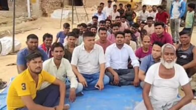 Photo of छिबरामऊ: सड़क निर्माण की मांग को लेकर ग्रामीणों ने किया धरना प्रदर्शन।