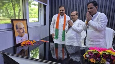 Photo of ब्लॉक परिसर में एमएलसी ने किया वृक्षारोपण,डॉ. श्यामा प्रसाद मुखर्जी क़ो अर्पित की पुष्पांजलि
