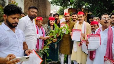 Photo of समाजवादी पार्टी के राष्ट्रीय अध्यक्ष और उत्तर प्रदेश के पूर्व मुख्यमंत्री व PDA के महानायक माननीय अखिलेश यादव जी के 52 वें जन्मदिन पर जनपद शाहजहांपुर के बिजलीपुरा स्थित समाजवादी पार्टी के जिला कार्यालय पर एक दूसरे को पार्टी के नेताओं व पदाधिकारीयों एवं कार्यकर्ताओं ने मिष्ठान खिलाकर जन्मदिन की बधाई दी