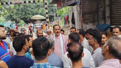 Photo of शाहजहांपुर के मोहल्ला बाडू ज़ई सेकंड रेलवे फाटक के पास नगर निगम की दुकानों व फड़ो को रेलवे प्रशासन गिराना चाहता